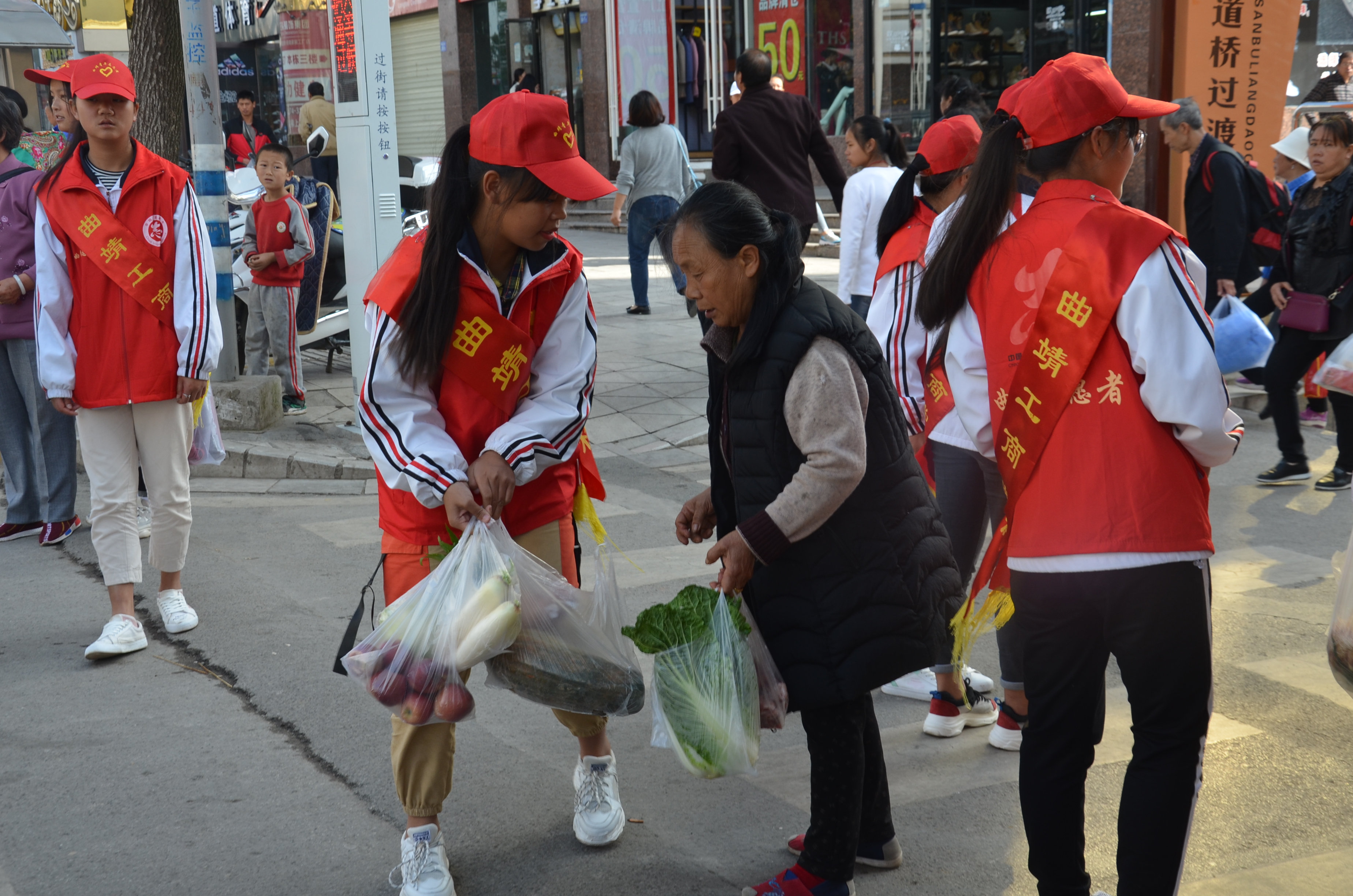 曲靖工商學(xué)校開展交通勸導(dǎo)文明出行活動(dòng)簡(jiǎn)   訊